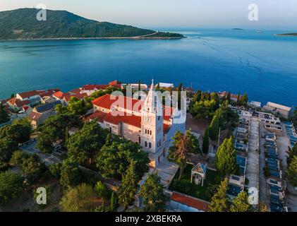 Primosten, Croatie - vue aérienne de l'église et du cimetière de George sur la péninsule de Primosten et la vieille ville par un matin d'été ensoleillé en Dalmatie, Croati Banque D'Images