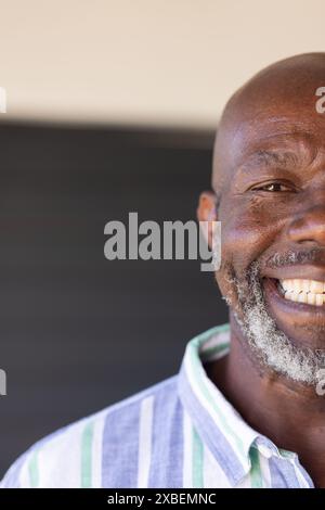 Homme afro-américain mature souriant chaleureusement, montrant sa personnalité joyeuse Banque D'Images