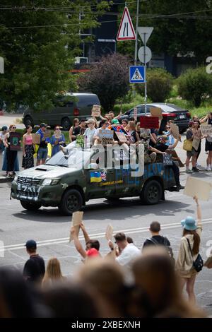 Un groupe de militants ukrainiens monte sur un camion militaire avec des banderoles dédiées aux défenseurs capturés de Marioupol avec une demande de faire libérer les prisonniers de guerre par les russes. Kiev - 9 juin 2024 Banque D'Images