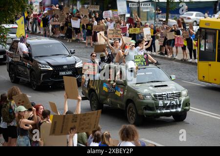 Des activistes ukrainiens montent sur un camion militaire avec les bannières "Free Azov" et "Captivity Kills" avec la demande de faire libérer les soldats capturés par la russie. Kiev - 9 juin 2024 Banque D'Images