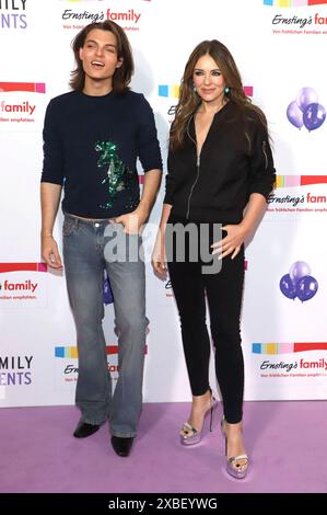 Damian Hurley mit Mutter Elizabeth Hurley BEI der Ernsting s Family Fashion Show 2024 im Hotel Atlantic. Hambourg, 11.06.2024 *** Damian Hurley avec sa mère Elizabeth Hurley au Ernsting Family Fashion Show 2024 à l'Hôtel Atlantic Hamburg, 11 06 2024 Foto:xgbrcix/xFuturexImagex enrstings 4683 Banque D'Images