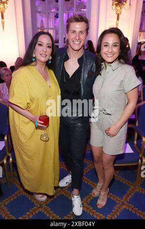 Miyabi Kawai, Lukas Sauer und Nina Moghaddam BEI der Ernsting s Family Fashion Show 2024 im Hotel Atlantic. Hambourg, 11.06.2024 *** Miyabi Kawai, Lukas Sauer et Nina Moghaddam au Ernsting s Family Fashion Show 2024 à l'Hôtel Atlantic Hamburg, 11 06 2024 Foto:xgbrcix/xFuturexImagex enrstings 4699 Banque D'Images