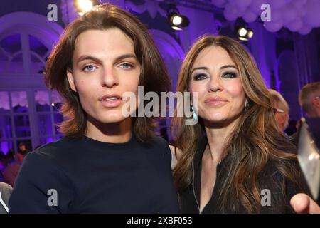 Damian Hurley mit Mutter Elizabeth Hurley BEI der Ernsting s Family Fashion Show 2024 im Hotel Atlantic. Hambourg, 11.06.2024 *** Damian Hurley avec sa mère Elizabeth Hurley au Ernsting Family Fashion Show 2024 à l'Hôtel Atlantic Hamburg, 11 06 2024 Foto:xgbrcix/xFuturexImagex enrstings 4718 Banque D'Images