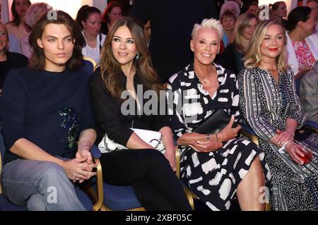 Damian Hurley, Elizabeth Hurley, Brigitte Nielsen und Elisabeth Röhm BEI der Ernsting s Family Fashion Show 2024 im Hotel Atlantic. Hambourg, 11.06.2024 *** Damian Hurley, Elizabeth Hurley, Brigitte Nielsen et Elisabeth Röhm au Ernsting s Family Fashion Show 2024 à l'hôtel Atlantic Hamburg, 11 06 2024 Foto:xgbrcix/xFuturexImagex enrstings 4703 Banque D'Images