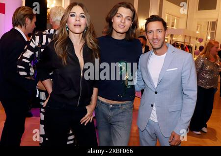 Elizabeth Hurley, Damian Hurley und Marcel Remus BEI der Ernsting s Family Fashion Show 2024 im Hotel Atlantic. Hambourg, 11.06.2024 *** Elizabeth Hurley, Damian Hurley et Marcel Remus au Ernsting s Family Fashion Show 2024 à l'hôtel Atlantic Hamburg, 11 06 2024 Foto:xgbrcix/xFuturexImagex enrstings 4716 Banque D'Images