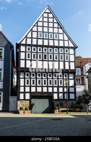 Hattingen, Allemagne - 10 septembre 2023 : vue sur la rue le jour avec de vieilles maisons à colombages à Hattingen, Rhénanie du Nord-Westphalie, Allemagne. Deutsch Stree Banque D'Images