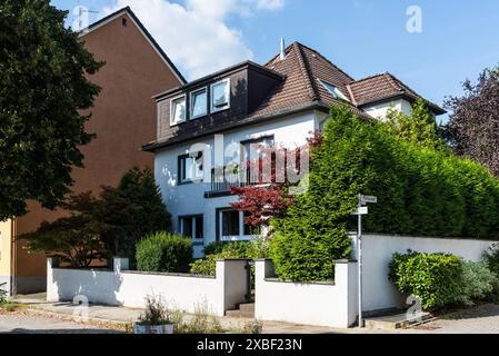 Hattingen, Allemagne - 10 septembre 2023 : vue sur la rue le jour avec immeuble résidentiel à Hattingen, Rhénanie du Nord-Westphalie, Allemagne. Deutsch Street of Banque D'Images