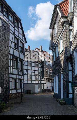 Hattingen, Allemagne - 10 septembre 2023 : vue sur la rue le jour avec de vieilles maisons à colombages à Hattingen, Rhénanie du Nord-Westphalie, Allemagne. Deutsch Stree Banque D'Images