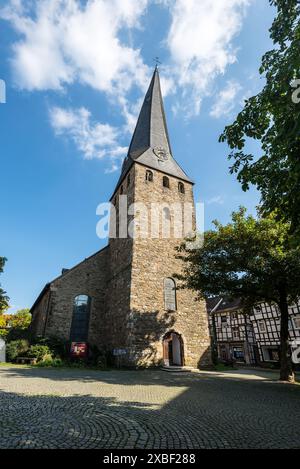 Hattingen, Allemagne - 10 septembre 2023 : vue sur la rue le jour avec l'église St George à Hattingen, Rhénanie du Nord-Westphalie, Allemagne. La tour de l'église est inc Banque D'Images