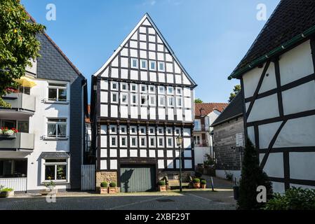 Hattingen, Allemagne - 10 septembre 2023 : vue sur la rue le jour avec de vieilles maisons à colombages à Hattingen, Rhénanie du Nord-Westphalie, Allemagne. Deutsch Stree Banque D'Images