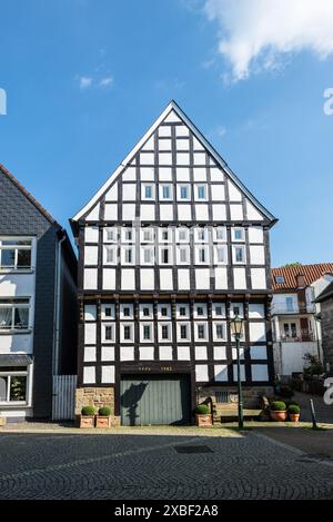 Hattingen, Allemagne - 10 septembre 2023 : vue sur la rue le jour avec de vieilles maisons à colombages à Hattingen, Rhénanie du Nord-Westphalie, Allemagne. Deutsch Stree Banque D'Images