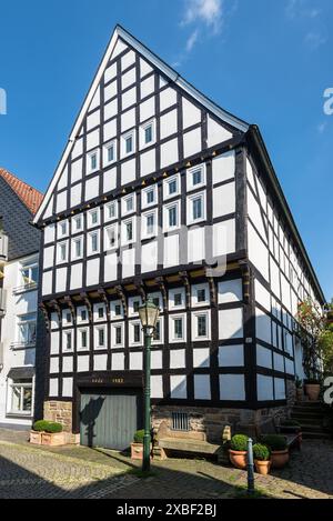 Hattingen, Allemagne - 10 septembre 2023 : vue sur la rue le jour avec de vieilles maisons à colombages à Hattingen, Rhénanie du Nord-Westphalie, Allemagne. Deutsch Stree Banque D'Images