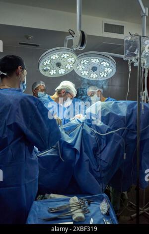 Surgeons performing surgery in an operating room Banque D'Images