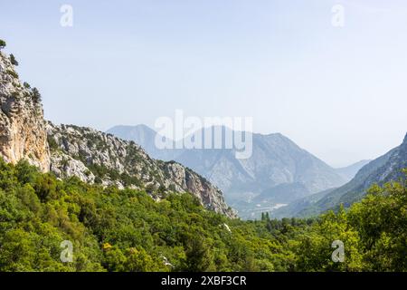 Une belle vue sur les arbres, les forêts et les montagnes spectaculaires dans l'ancienne ville pisidienne en ruine de Termessos près d'Antalya en Turquie par une journée ensoleillée. Banque D'Images