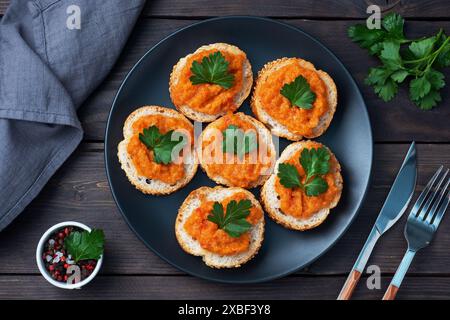 Sandwichs avec pain courgettes caviar tomates oignons. Plats végétariens faits maison. Fond en bois de légumes cuits en conserve Banque D'Images