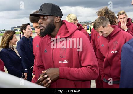Zaventem, Belgique. 12 juin 2024. Le belge Romelu Lukaku monte à bord de l'avion pour le départ de l'équipe nationale belge de football Red Devils vers l'Allemagne pour les Championnats d'Europe de football Euro 2024, à l'aéroport international de Bruxelles, à Zaventem, mercredi 12 juin 2024. Les Red Devils jouent dans le groupe F aux Championnats d'Europe Euro 2024 en Allemagne. BELGA PHOTO DIRK WAEM crédit : Belga News Agency/Alamy Live News Banque D'Images