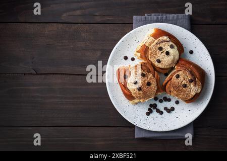 Kanelbulle petits pains à la cannelle avec crème au beurre sur une table en bois rustique. Viennoiseries maison, vue de dessus, espace photocopie. Banque D'Images