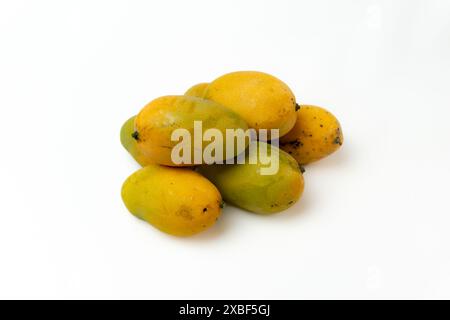 pile de mangue mûre isolée sur fond blanc, vue de dessus Banque D'Images