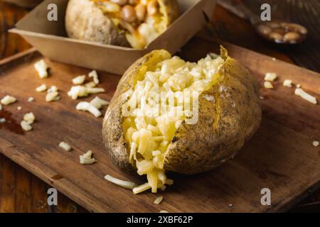 Pommes de terre cuites au four chargées maison avec fromage Banque D'Images