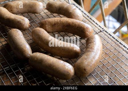 mettre le maillon de saucisse séché sur le support de refroidissement pour sécher le boyau naturel et le processus de salaison, le processus de fumage de viande Banque D'Images