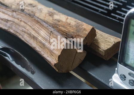 un tas de bûche de bois sec de ramboutan, type de bois approprié pour fumer de la viande Banque D'Images