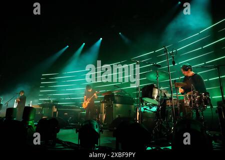 Thom Yorke, Jonny Greenwood und Tom Skinner, v.l., von der Band The Smile BEI einem Konzert in der Uber Eats Music Hall in Berlin, 11. Juni 2024. The Smile Konzert Berlin *** Thom Yorke, Jonny Greenwood et Tom Skinner, de gauche à droite, du groupe The Smile lors d'un concert au Uber Eats Music Hall de Berlin, le 11 juin 2024 The Smile concert Berlin Banque D'Images