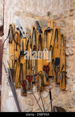 Outils de soufflage de verre dans un atelier de soufflage de verre artisanal Banque D'Images