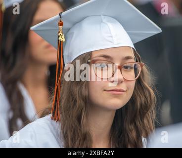 Fairless Hills, États-Unis. 11 juin 2024. Les diplômés marchent dans le stade de l'école pour recevoir leurs diplômes lors des cérémonies de début de 2024 de la Pennsbury High School le mardi 11 juin 2024 au Falcon Field à Fairless Hills, en Pennsylvanie. ( Credit : William Thomas Cain/Alamy Live News Banque D'Images