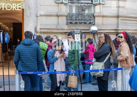 Barcelone, ​​Spain - 2 mai 2024, queue Outside the Symbolic Store' qui a conçu des produits inspirés par Gaudí et ses créations. Banque D'Images