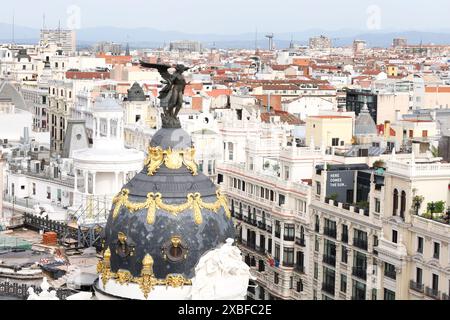 Madrid, Espagne- 8 avril 2024 : vue panoramique de la ville de Madrid depuis le toit du bâtiment Circulo de Bellas Artes Banque D'Images