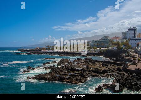 Puerto de la Cruz, Espagne 4 septembre 2023, la vue sur la Playa de San Telmo avec de petites piscines rocheuses à Puerto de la Cruz Banque D'Images