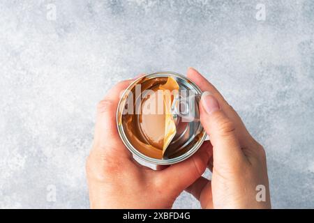 Lait condensé bouilli dans une boîte de conserve. Pâte à tartiner sucrée pour le petit déjeuner et le dessert. Copier l'espace Banque D'Images