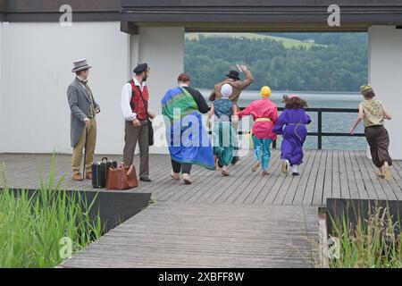 Presseaufführung in 80 Tagen um die Welt der Seebühne Seeham BEI Salzburg, AM 11.06.2024. DAS Bild zeigt eine Szene aus der Aufführung Schauspieler Jean Passepartout als Thomas, Herbst und Roman, Leobacher als Phileas Fogg 2024 - Presseaufführung in 80 Tagen um die Welt der Seebühne Seeham BEI Salzburg, AM 11.06.2024. *** Performance de presse en 80 jours autour du monde de la scène du lac Seeham près de Salzbourg, le 11 06 2024 L'image montre une scène des acteurs Jean Passepartout comme Thomas, Herbst et Roman, Leobacher comme Phileas Fogg 2024 performance de presse en 80 jours autour du monde Banque D'Images