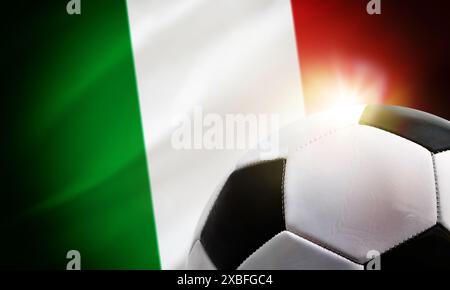 Italie fond de football avec balle et le drapeau du pays en arrière-plan. Banque D'Images