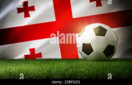 Composition de l'équipe nationale de Géorgie avec ballon classique sur l'herbe et drapeau en arrière-plan. Vue de face. Banque D'Images