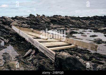 Terrasse délavée sur la plage. Seaview, Gqeberha, Afrique du Sud. Banque D'Images