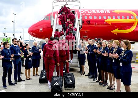 Zaventem, Belgique. 12 juin 2024. Joueurs belges photographiés lors du départ de l’équipe nationale belge de football Red Devils en Allemagne pour les Championnats d’Europe de Football Euro 2024, à l’aéroport international de Bruxelles, à Zaventem, mercredi 12 juin 2024. Les Red Devils jouent dans le groupe F aux Championnats d'Europe Euro 2024 en Allemagne. BELGA PHOTO DIRK WAEM crédit : Belga News Agency/Alamy Live News Banque D'Images