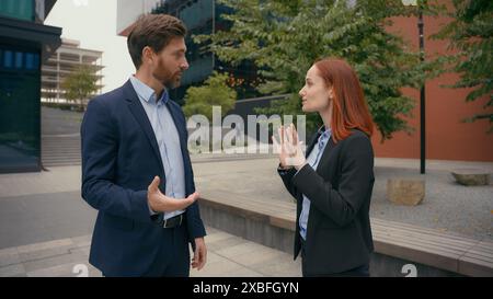 Caucasien hommes d'affaires femmes gestionnaires compagnons deux personnes se rencontrent dans la ville à l'extérieur discuter de collègues collègues homme d'affaires femme d'affaires homme femme Banque D'Images