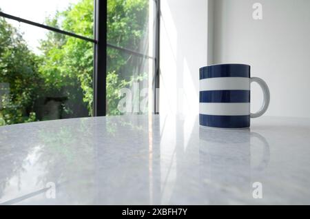 tasse à café sur le dessus de table dans l'intérieur moderne de la maison Banque D'Images