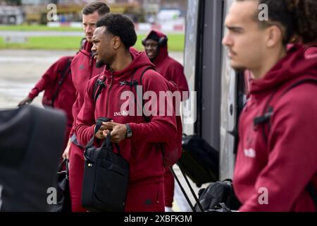 Zaventem, Belgique. 12 juin 2024. La belge lois Openda photographiée lors du départ de l'équipe nationale belge de football Red Devils en Allemagne pour les Championnats d'Europe de football Euro 2024, à l'aéroport international de Bruxelles, à Zaventem, mercredi 12 juin 2024. Les Red Devils jouent dans le groupe F aux Championnats d'Europe Euro 2024 en Allemagne. BELGA PHOTO DIRK WAEM crédit : Belga News Agency/Alamy Live News Banque D'Images