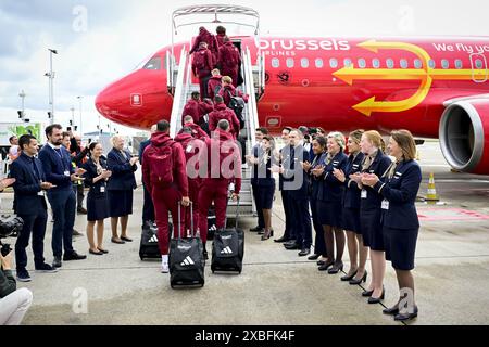 Zaventem, Belgique. 12 juin 2024. Joueurs belges photographiés lors du départ de l’équipe nationale belge de football Red Devils en Allemagne pour les Championnats d’Europe de Football Euro 2024, à l’aéroport international de Bruxelles, à Zaventem, mercredi 12 juin 2024. Les Red Devils jouent dans le groupe F aux Championnats d'Europe Euro 2024 en Allemagne. BELGA PHOTO DIRK WAEM crédit : Belga News Agency/Alamy Live News Banque D'Images