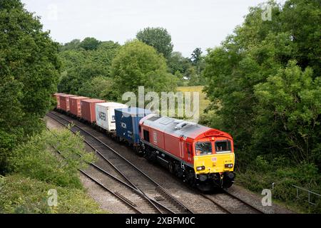 Locomotive diesel DB classe 66 tirant un train freightliner à Hatton Bank, Warwickshire, Royaume-Uni Banque D'Images