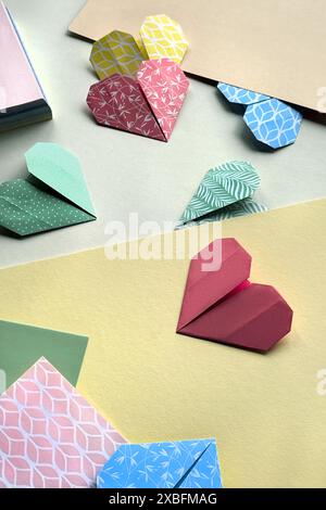 Coeurs Origami colorés - Paper Art, amour, bricolage, cartes faites à la main Banque D'Images