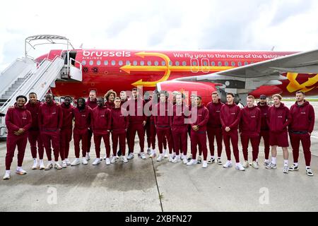 Zaventem, Belgique. 12 juin 2024. Joueurs belges photographiés lors du départ de l’équipe nationale belge de football Red Devils en Allemagne pour les Championnats d’Europe de Football Euro 2024, à l’aéroport international de Bruxelles, à Zaventem, mercredi 12 juin 2024. Les Red Devils jouent dans le groupe F aux Championnats d'Europe Euro 2024 en Allemagne. BELGA PHOTO DIRK WAEM crédit : Belga News Agency/Alamy Live News Banque D'Images