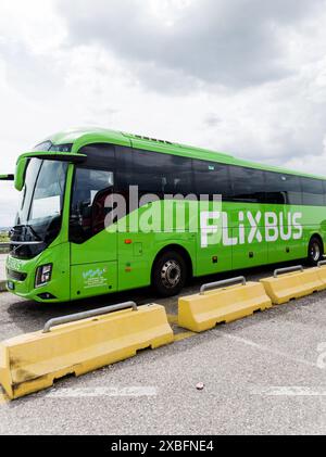 Italie, Rimini, 12 juin 2024 - bus de la compagnie de voyage FlixBus attendant le départ Banque D'Images