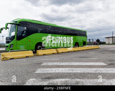 Italie, Rimini, 12 juin 2024 - vue du vert flixbus - logo de la marque allemande et signe de texte de voyage touristique bus interurbain Banque D'Images