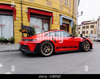 Italie, Rimini, 12 juin 2024 - luxueuse Porsche GT3 RS rouge garée dans une ville italienne Banque D'Images