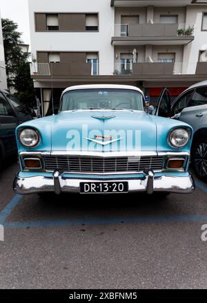 Italie, Rimini, 12 juin 2024 - voiture classique rétro américaine Chevrolet garée en ville Banque D'Images