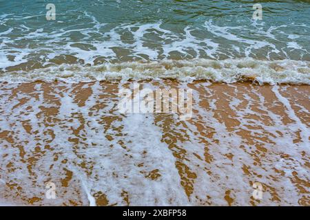 Vue de la vague brisant sur la plage dorée de Pattaya City, la célèbre station balnéaire de Thaïlande. Banque D'Images