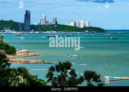 Vue sur la baie de Pattaya le matin avec parachute ascensionnel et autres nombreuses activités sportives pour les touristes. Banque D'Images